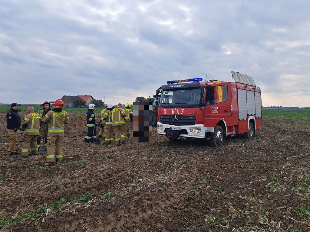 pole, wypadek, prace melioracyjne, ranny mężczyzna
