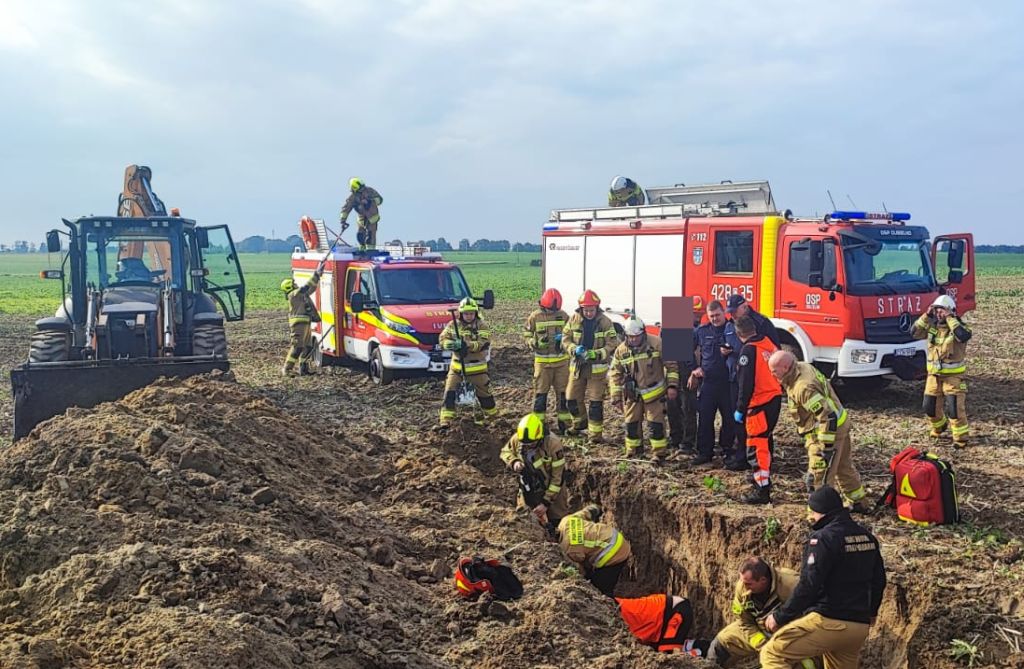 pole, wypadek, prace melioracyjne, ranny mężczyzna