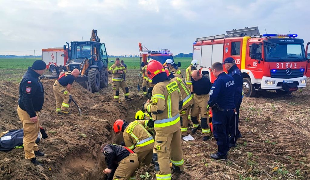 pole, wypadek, prace melioracyjne, ranny mężczyzna