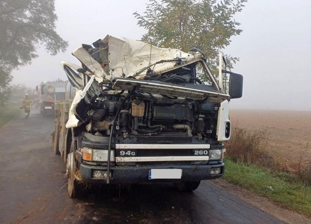 zderzenie, ciężarówka, mleczarka, drzewo