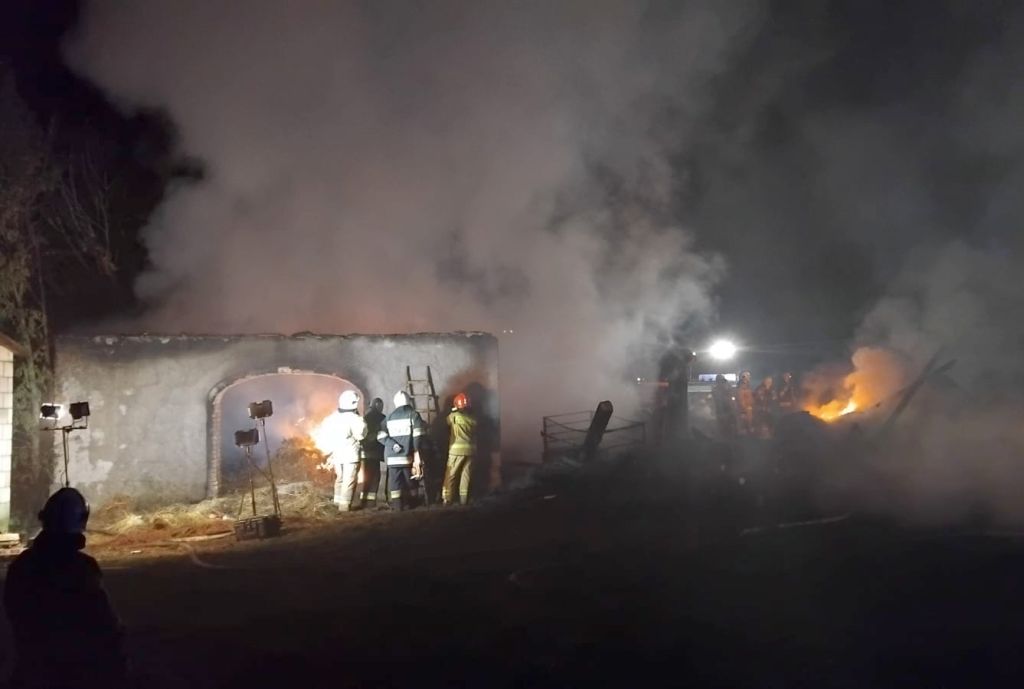 pożar, stodoła, ciągnik, budynek inwentarski