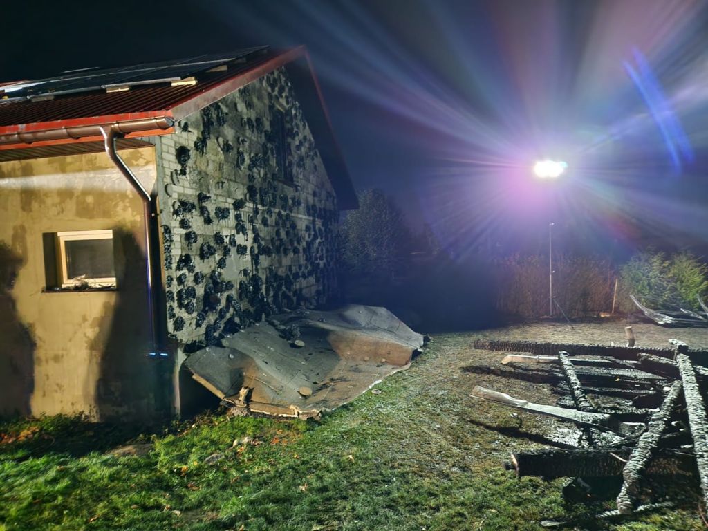 pożar, stodoła, maszyny, samochody