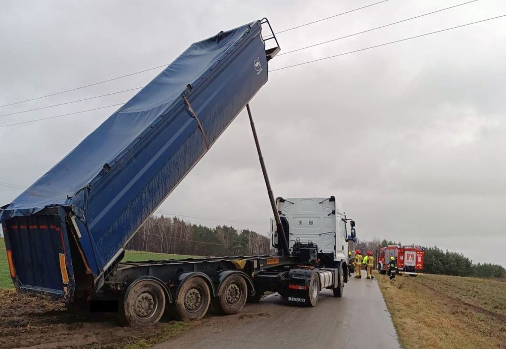 wypadek, pole, ciężarówka, porażenie prądem