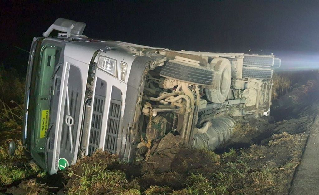 zdarzenie drogowe, wywrócona ciężarówka, transport trzody chlewnej, staw