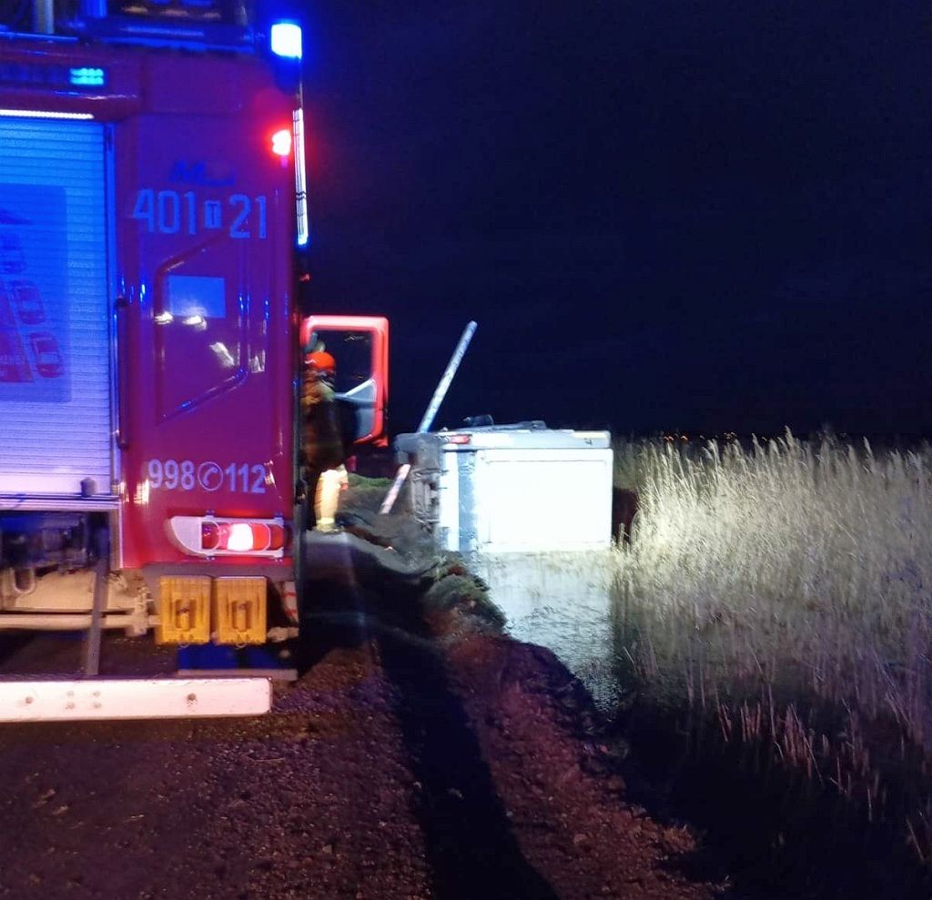 zdarzenie drogowe, wywrócona ciężarówka, transport trzody chlewnej, staw