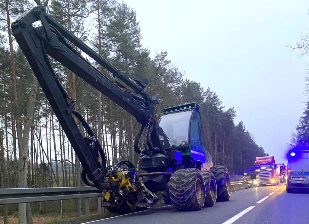 zderzenie, auto, kombajn leśny, harwester