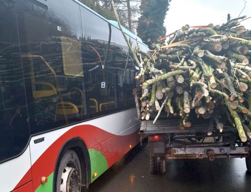 kolizja, ciągnik, przyczepa, autobus