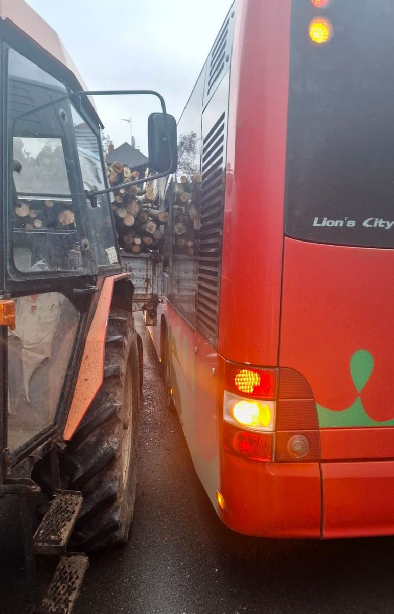 kolizja, ciągnik, przyczepa, autobus