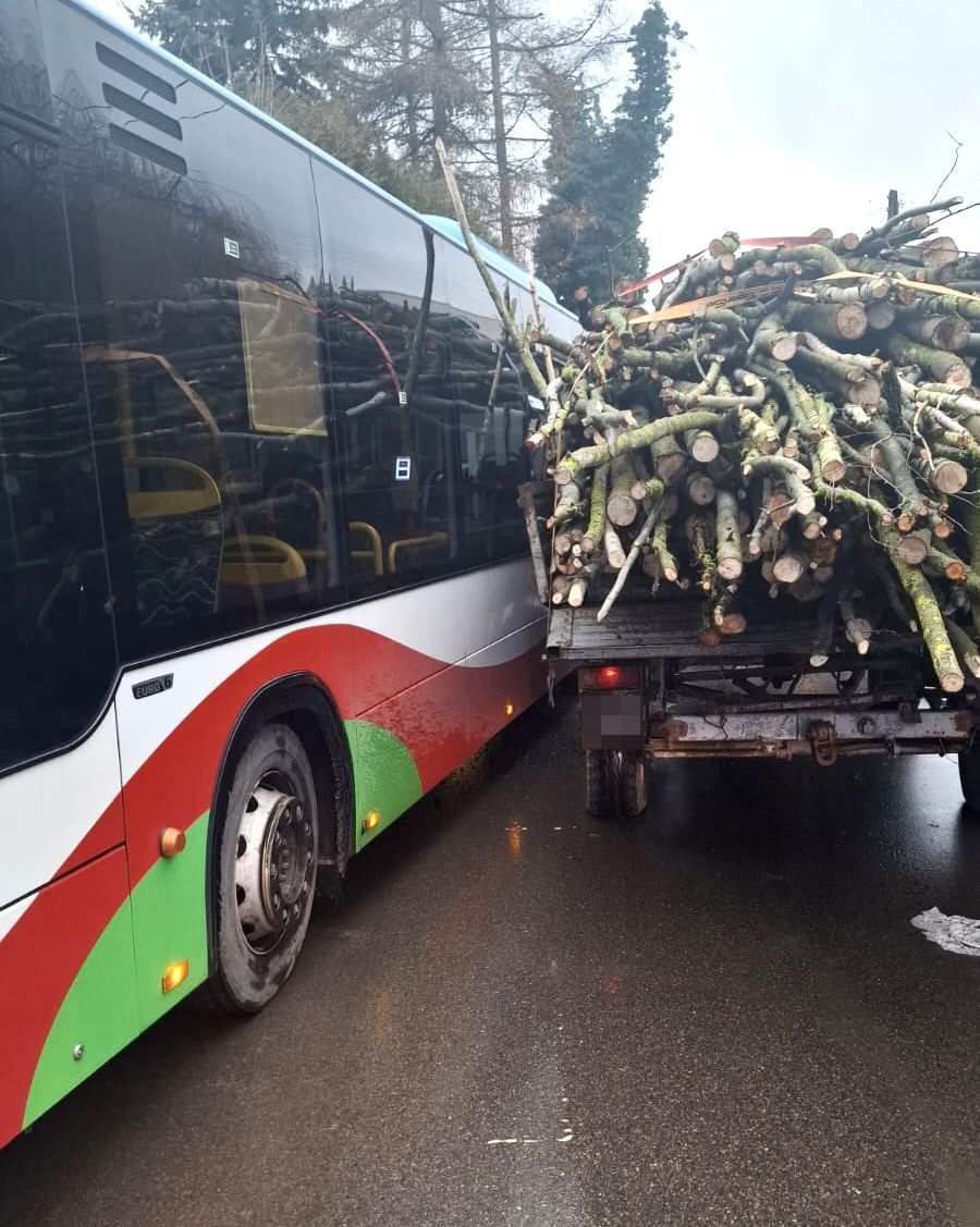 kolizja, ciągnik, przyczepa, autobus