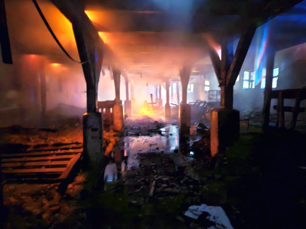 pożar, pożar w gospodarstwie, bydło, spalone bydło
