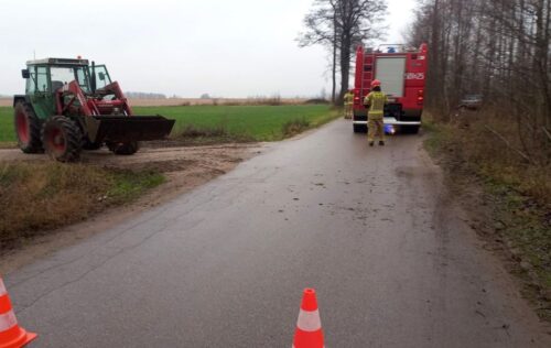 wypadek, zdarzenie drogowe, ciągnik, ranni