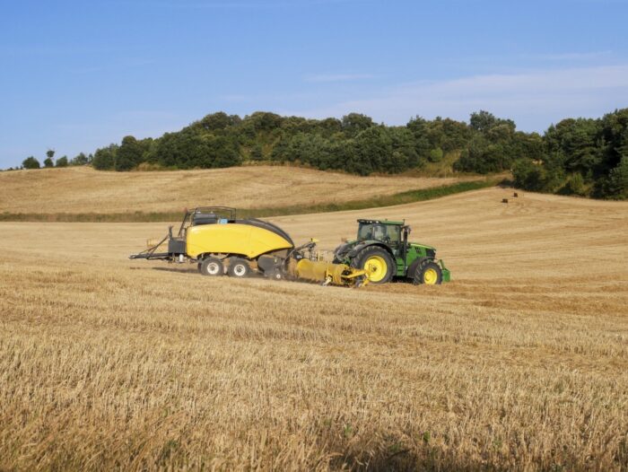 John Deere 6215R
