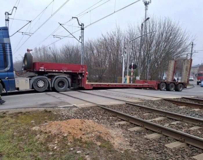 przejazd kolejowy, ciężarówka, naczepa, ciągnik leśny