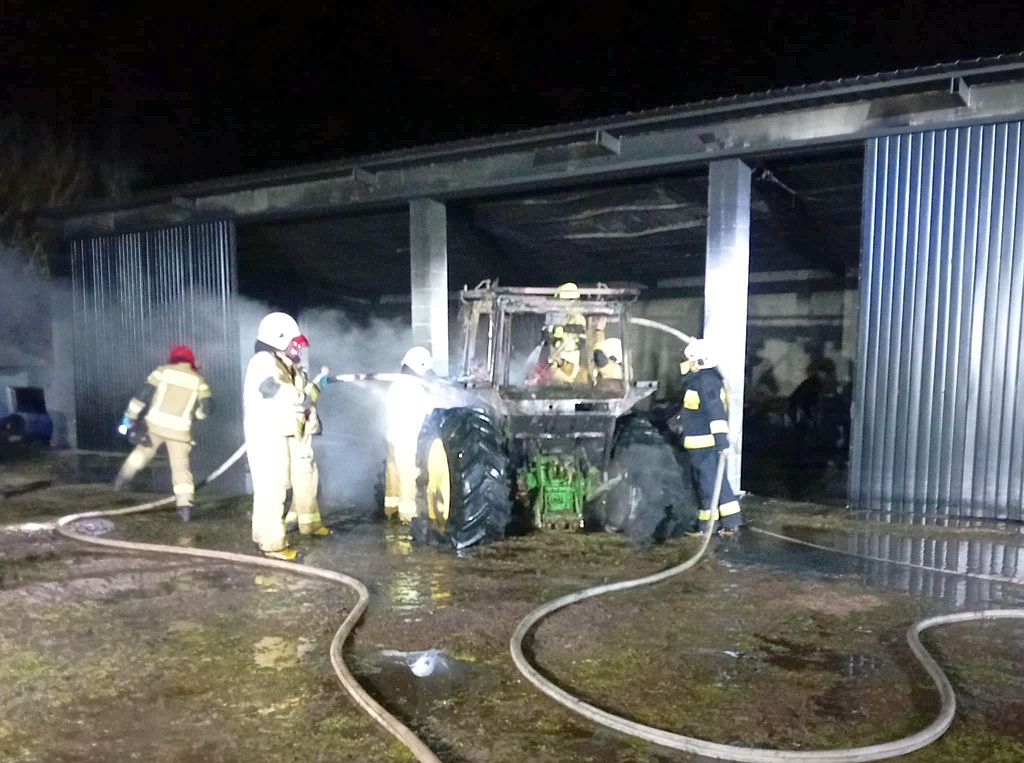 pożar ciągnika, płonący ciągnik, akcja gaśnicza, osp