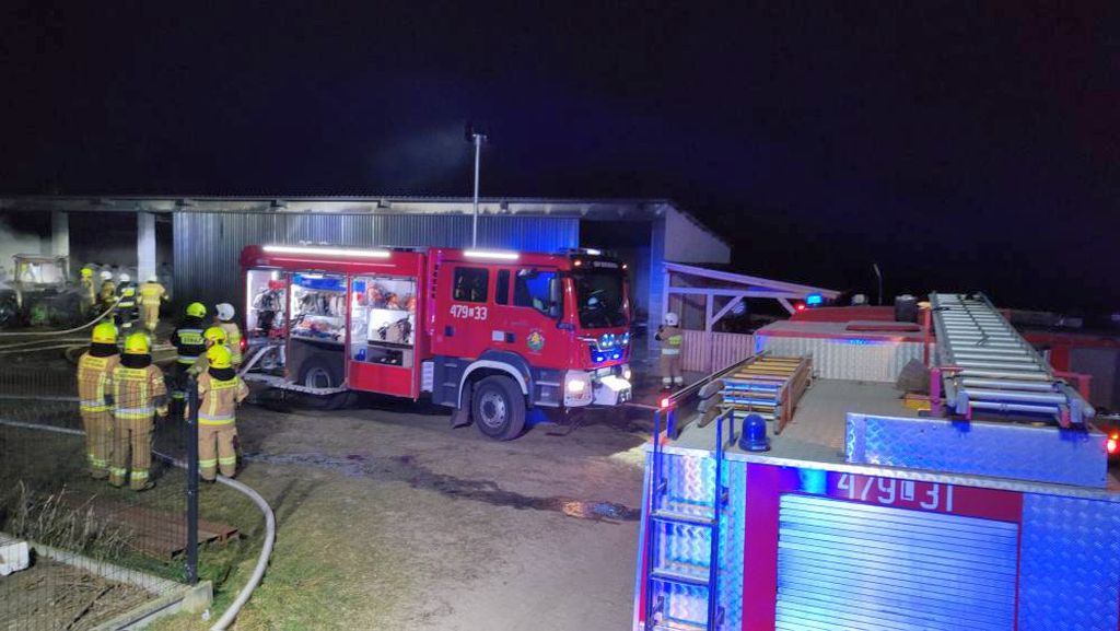 pożar ciągnika, płonący ciągnik, akcja gaśnicza, osp