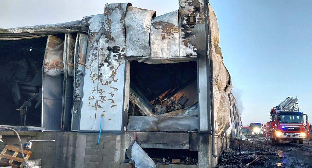 pożar, hala, pożar hali, maszyny rolnicze