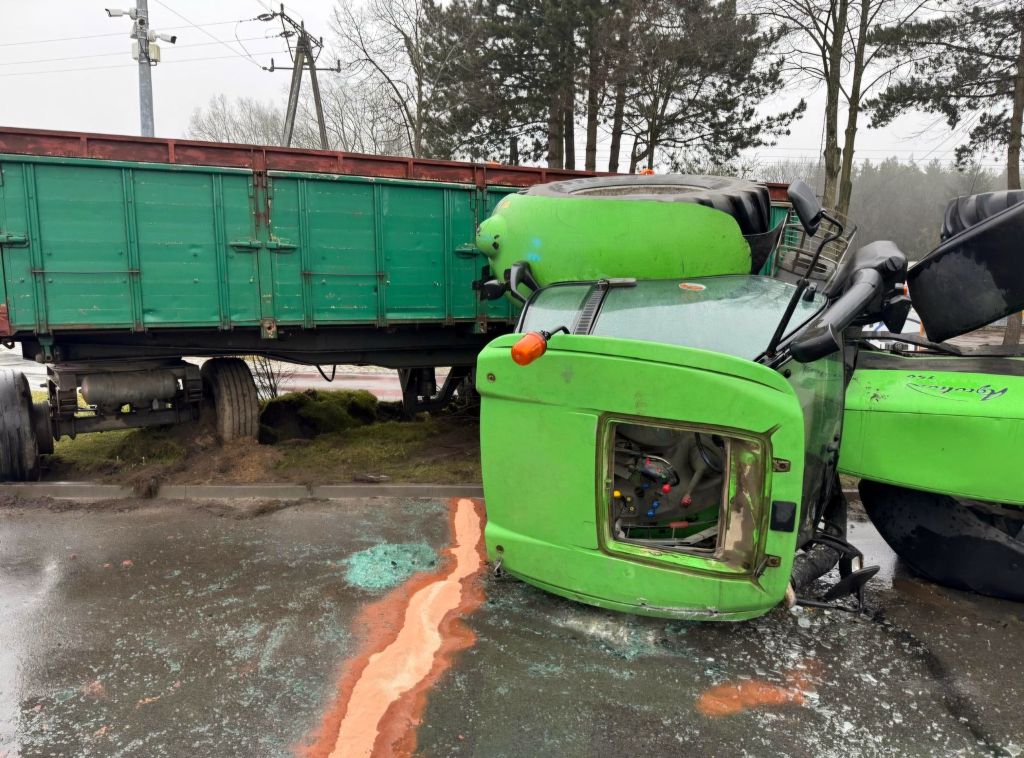 wywrócony ciągnik, kolizja, pijany traktorzysta, pijany kierowca