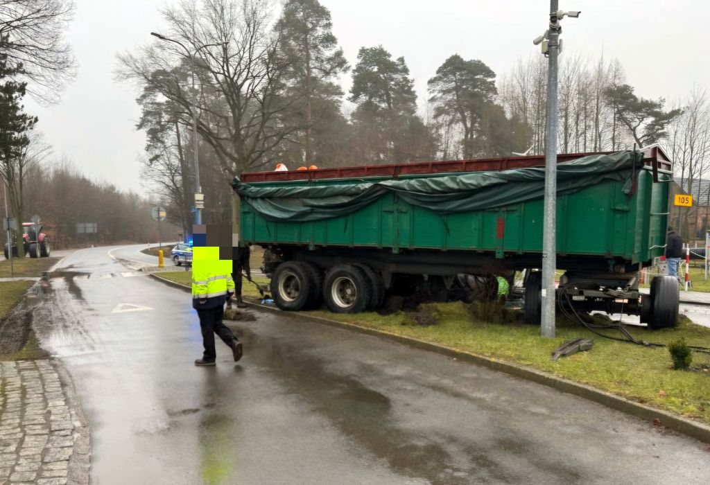 wywrócony ciągnik, kolizja, pijany traktorzysta, pijany kierowca