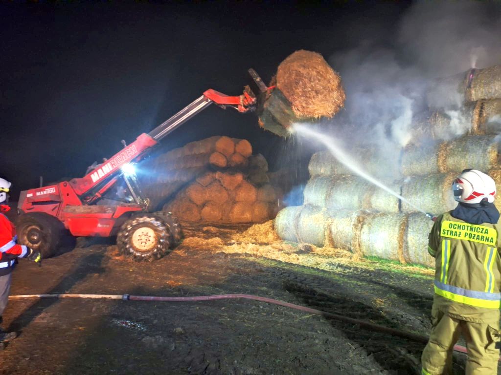 pożar, słoma, sterta słomy, bele słomy
