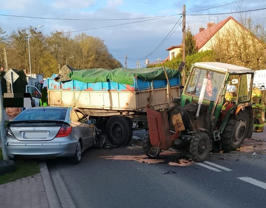 zderzenie, auto, ciągnik, ranny traktorzysta