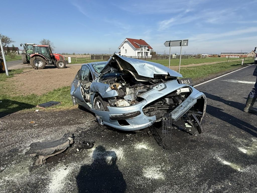 zderzenie, ciągnik, auto, rozbity ciągnik