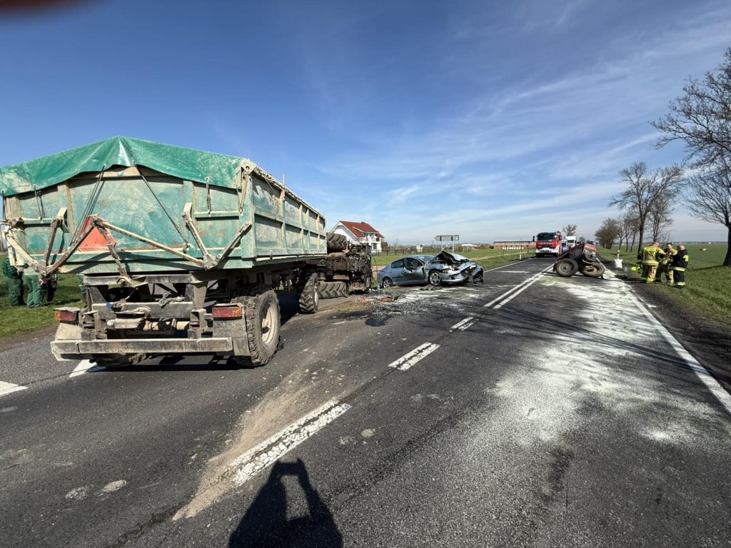 zderzenie, ciągnik, auto, rozbity ciągnik