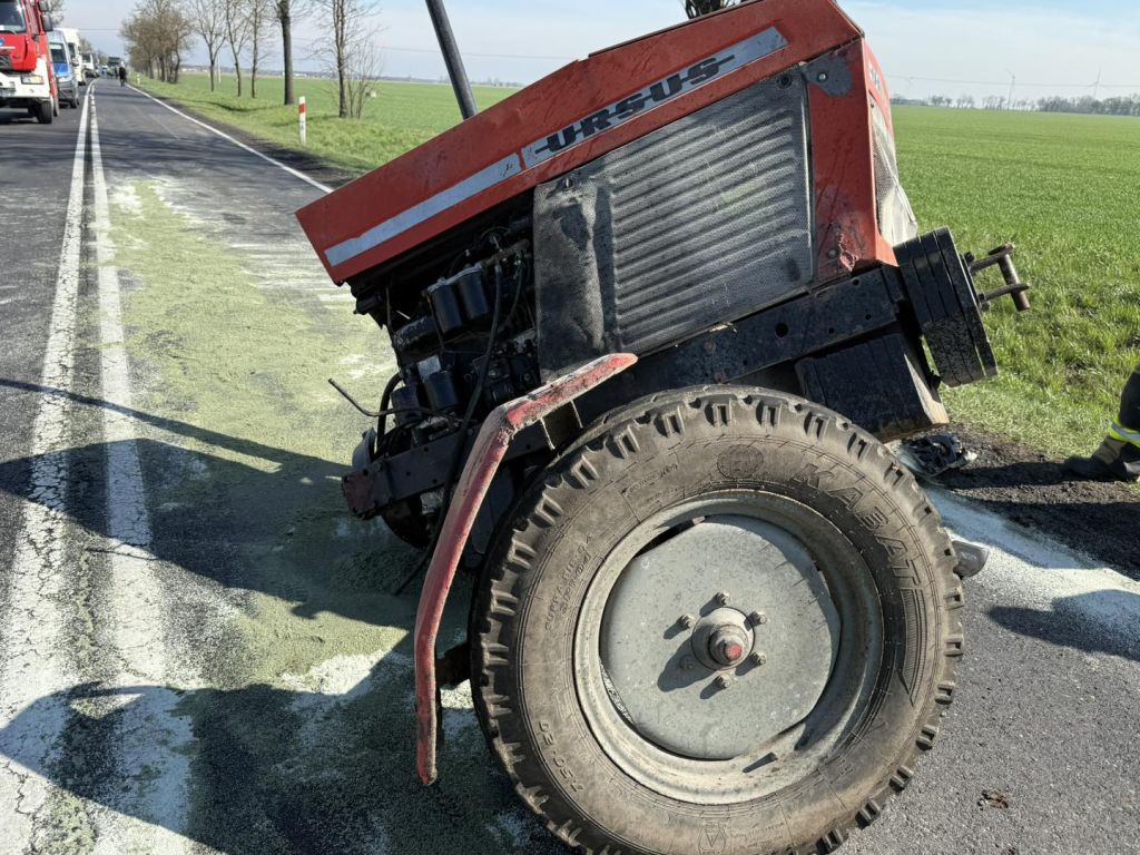 zderzenie, ciągnik, auto, rozbity ciągnik