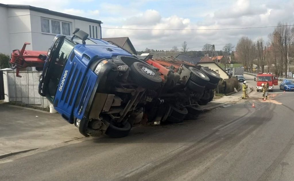 kolizja, ciężarówka z drewnem, wywrócona ciężarówka, przewóz drewna