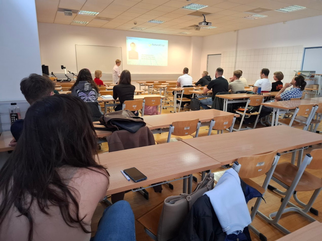 Olga Szpakowska, Ewelina Przybyszewska, studenci WRiE