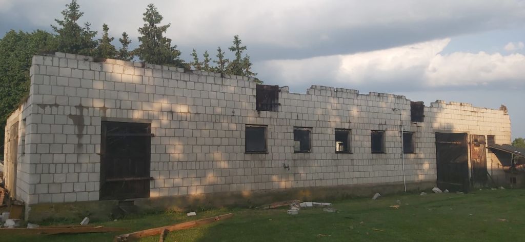 burze, wichura, zerwany dach, budynek inwentarski, ranna kobieta