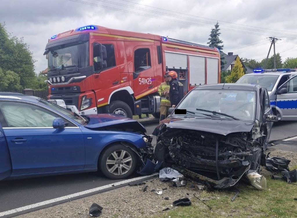 zderzenie, auto, opryskiwacz, laweta