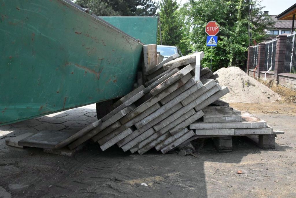 wypadek, prace, załadunek, ranny mężczyzna, ładowarka