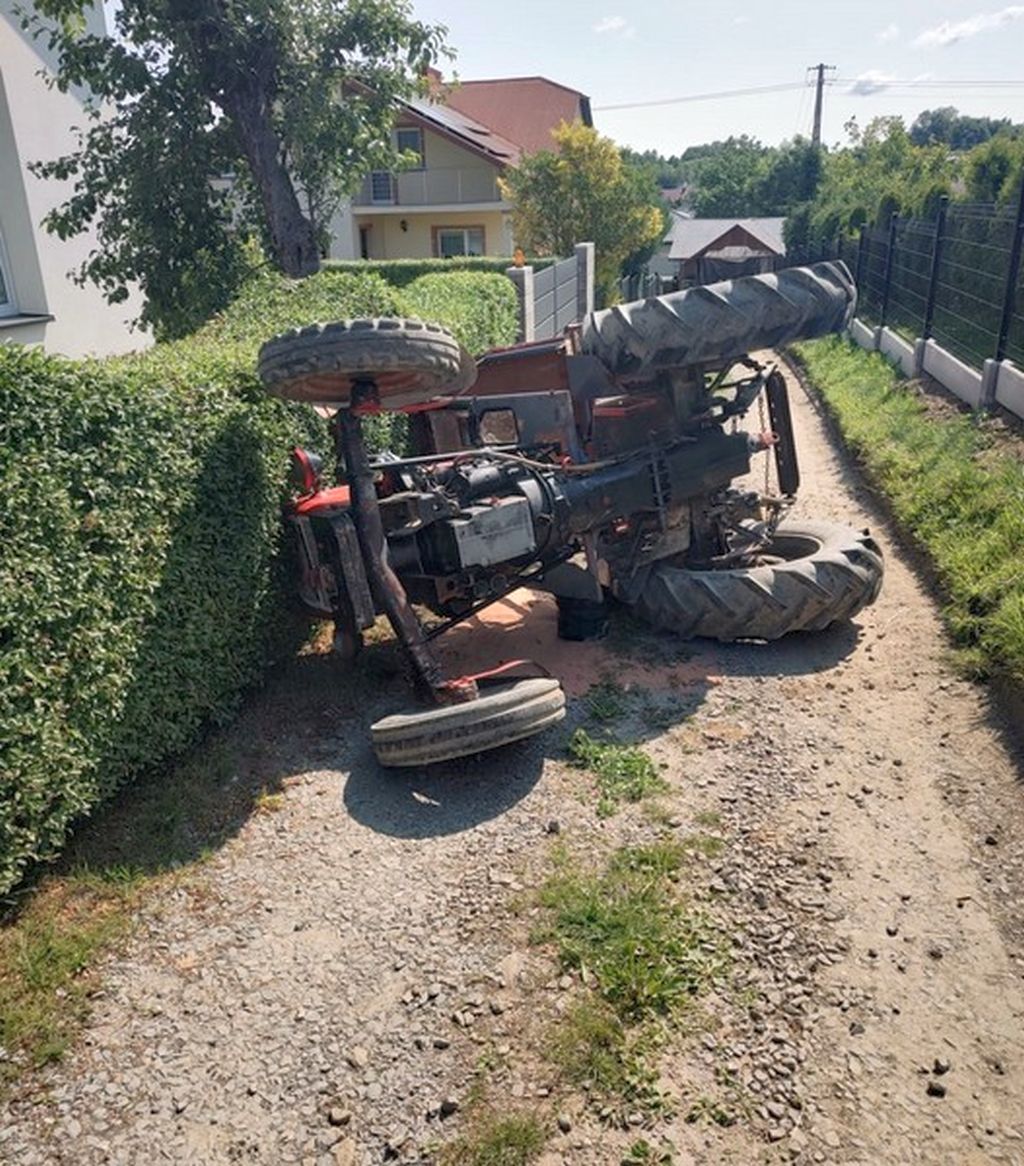 wywrócony ciągnik, pijany traktorzysta, pijany kierowca, kontrola drogowa
