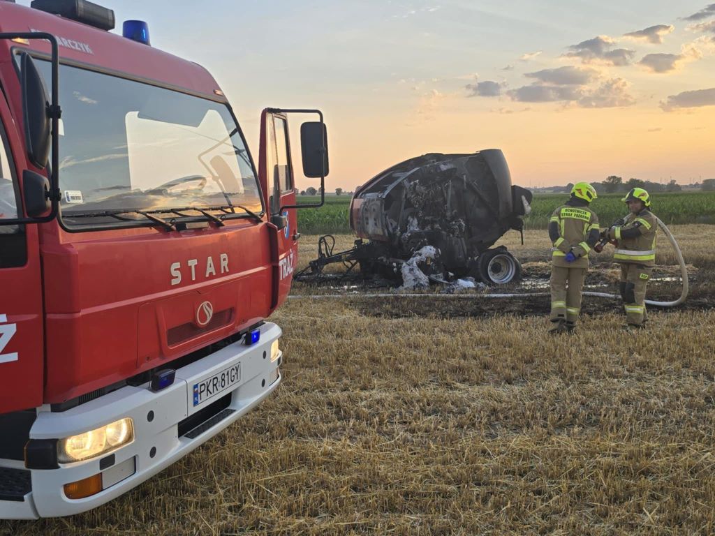 pożar, prasa rolnicza, przyczepa samozbierająca, akcja gaśnicza