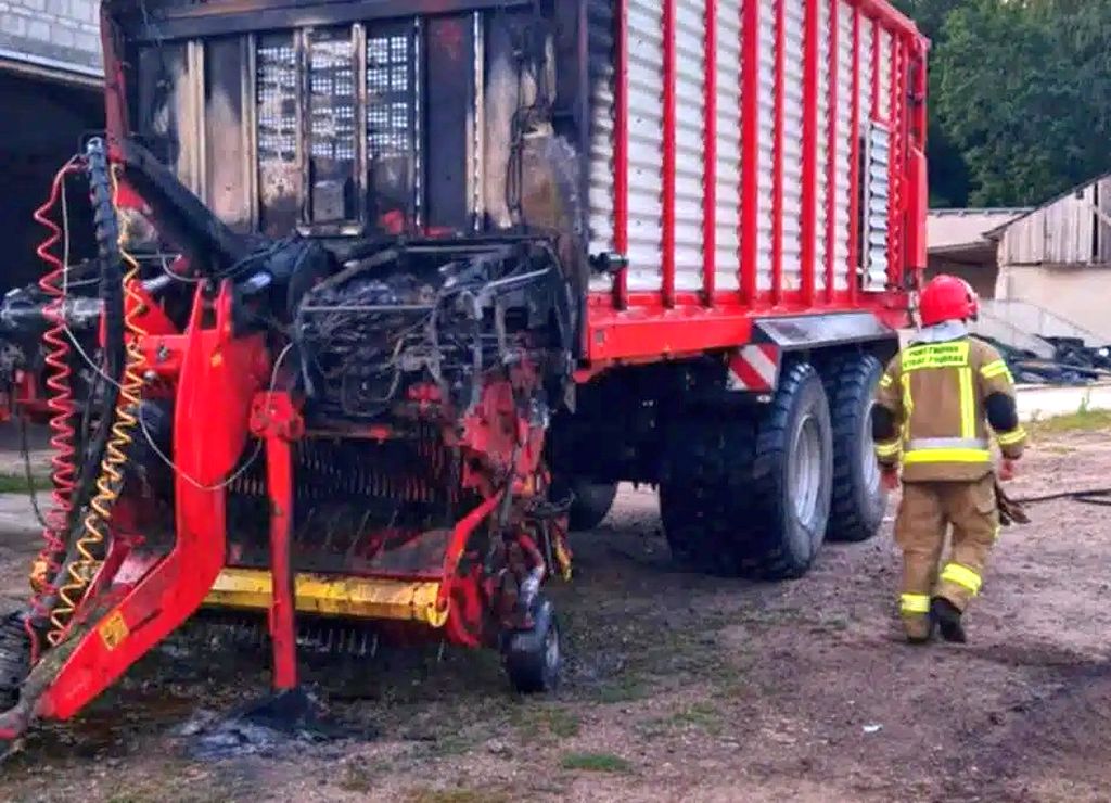 pożar, prasa rolnicza, przyczepa samozbierająca, akcja gaśnicza