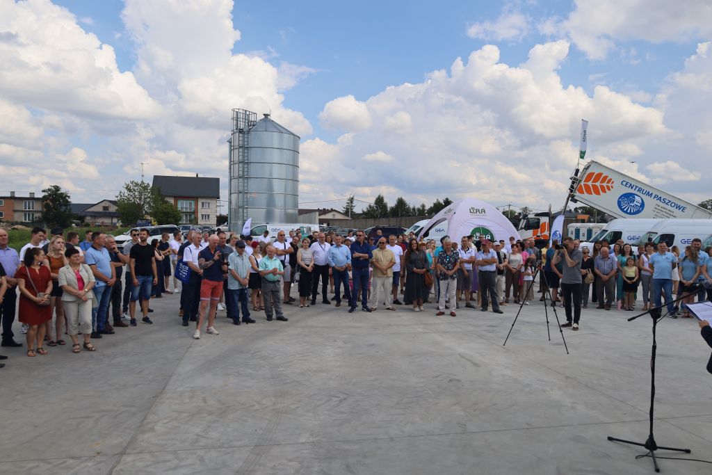 otwarcie obory wolnostanowiskowej, roboty udojowe GEA, produkcja mleka,