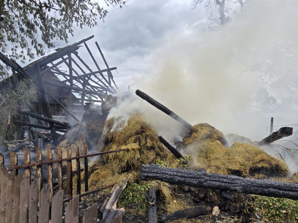 pożar, stodoła, kombajn, straty