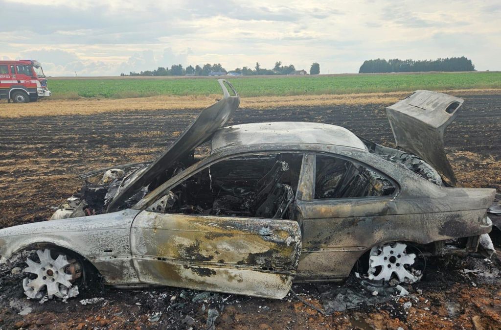 strażacy, akcja gaśnicza, pożar, auto