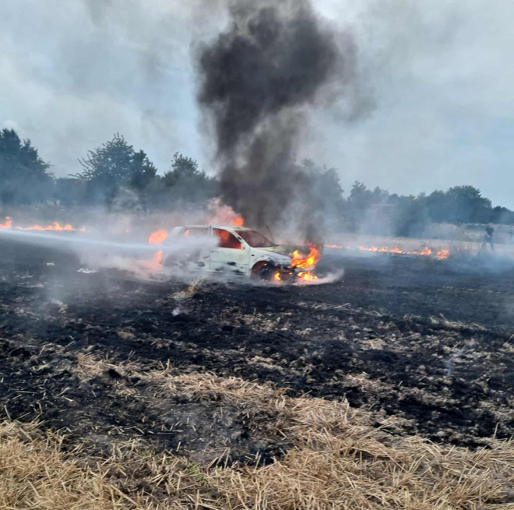 strażacy, akcja gaśnicza, pożar, auto