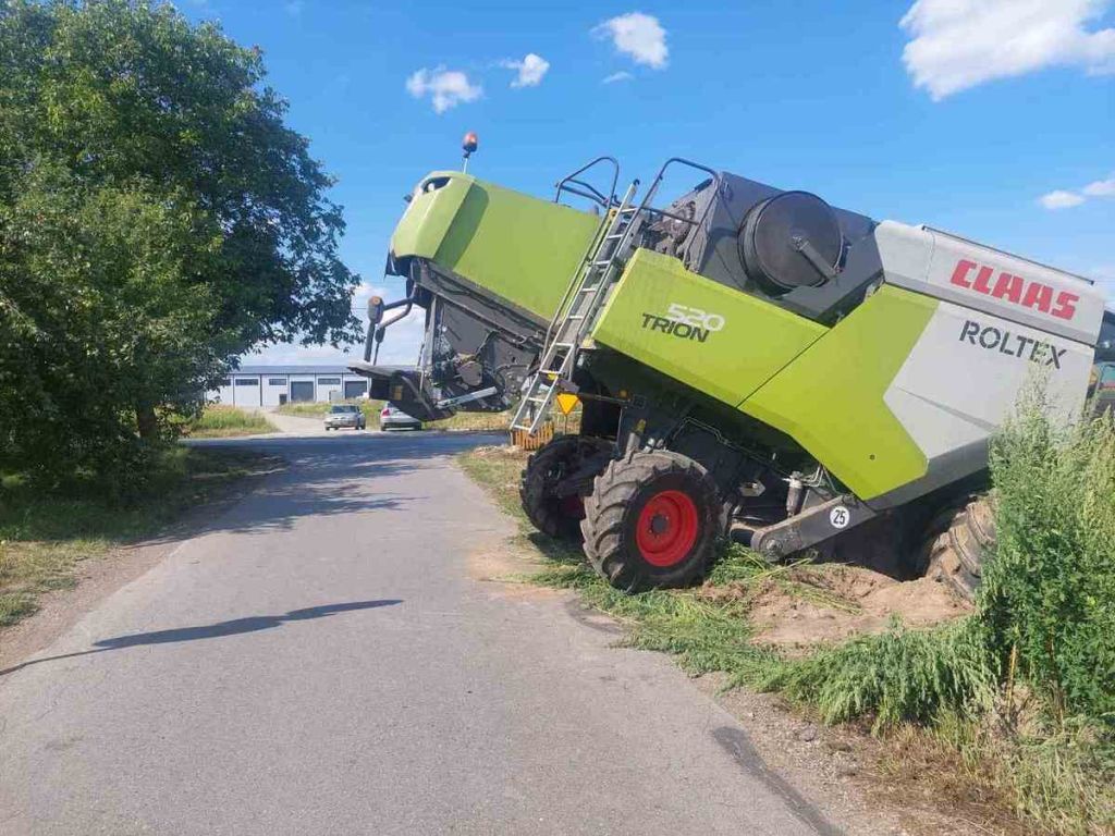 żniwa, koszenie rzepaku, kombajn, wykop