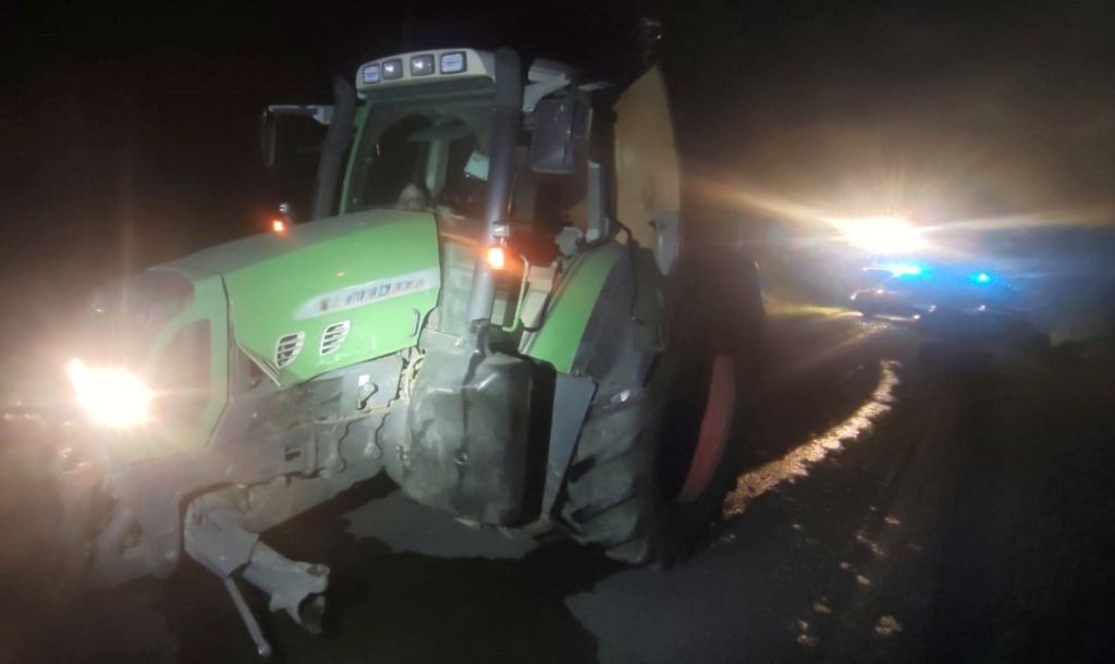 wypadek, zdarzenie drogowe, zderzenie, ciągnik, auto