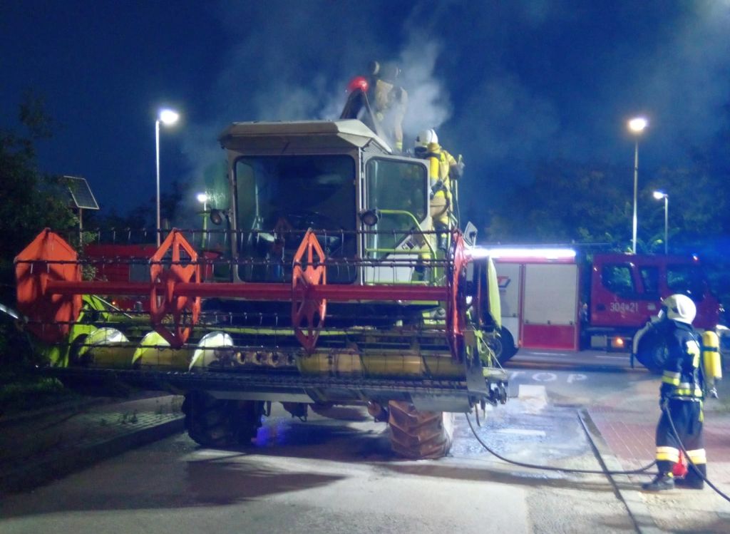 pożar, kombajn, poparzony mężczyzna, akcja gaśnicza