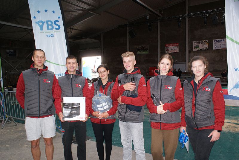 Young Breeders School w Belgii, fitting, fitterzy z Polski, PFHBiPM, oprowadzanie jałówek, krowy, jałówki, bydło mleczne