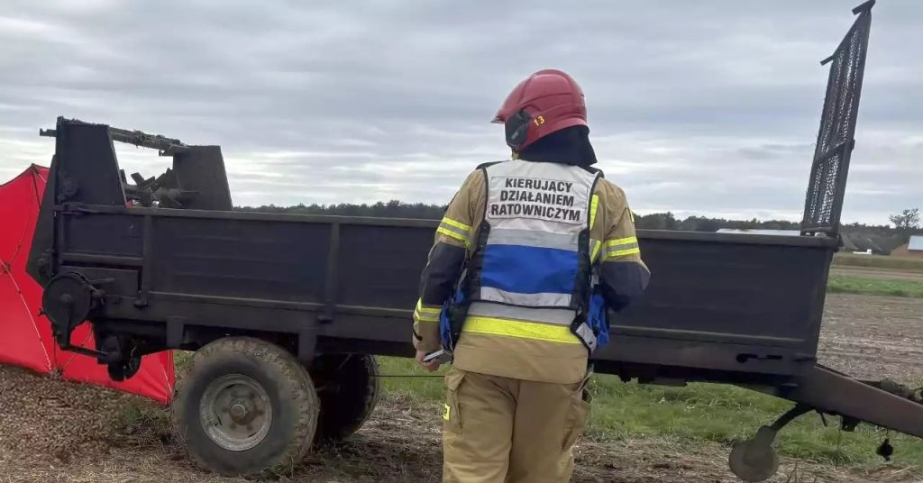 wypadek, prace polowe, ciągnik, rozrzutnik, śmierć mężczyzny