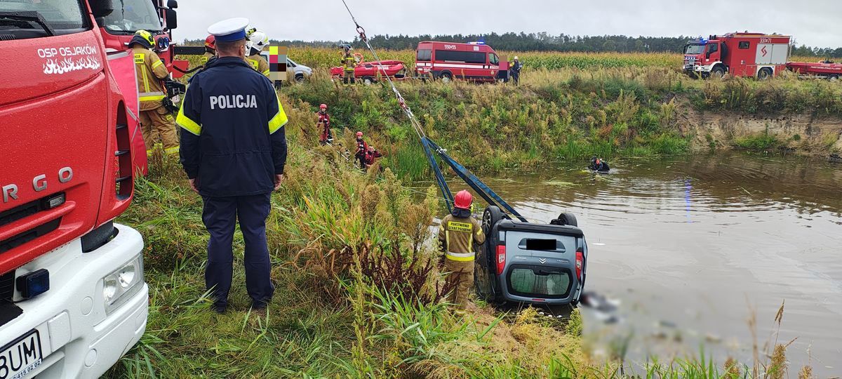 wypadek, auto w stawie, pole, śmierć mężczyzn, osp