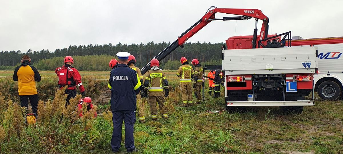 wypadek, auto w stawie, pole, śmierć mężczyzn, osp