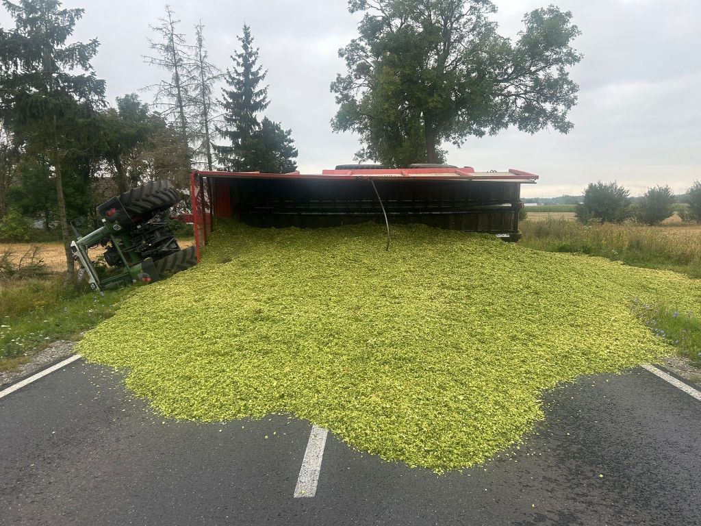 zdarzenie drogowe, wywrócony ciągnik, wywrócona przyczepa, poszkodowany
