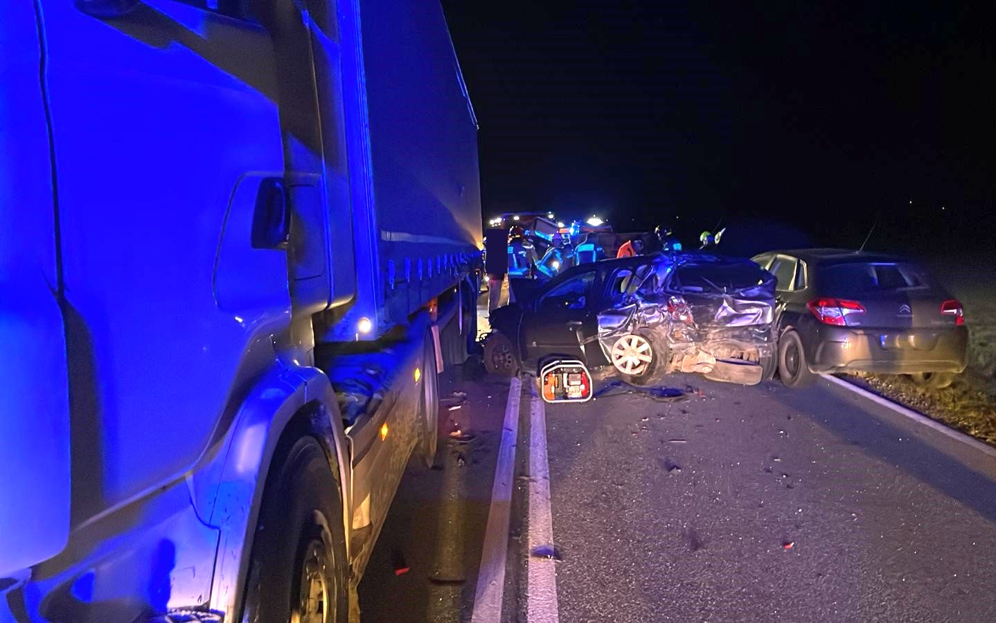 wypadek, ciągnik, rozrzutnik, auto, śmierć kierowcy