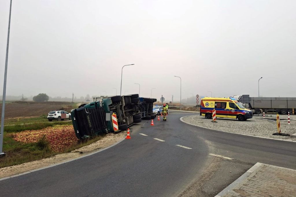 zdarzenie drogowe, wywrócona ciężarówka, jabłka, transport jabłek