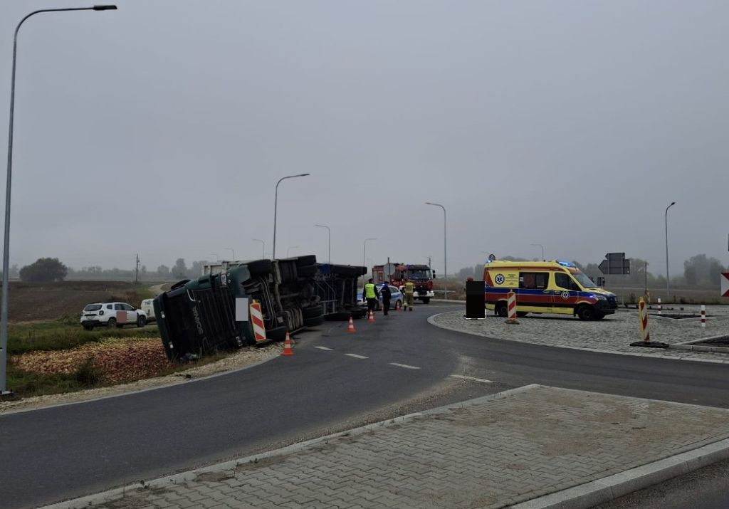 zdarzenie drogowe, wywrócona ciężarówka, jabłka, transport jabłek